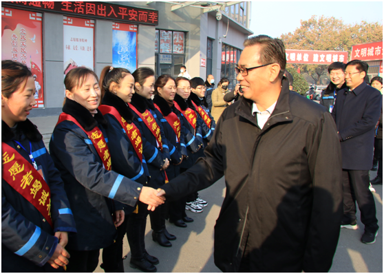 中華全國總工會副主席蔡振華到阜陽長途汽車中心站開展送溫暖活動(dòng)